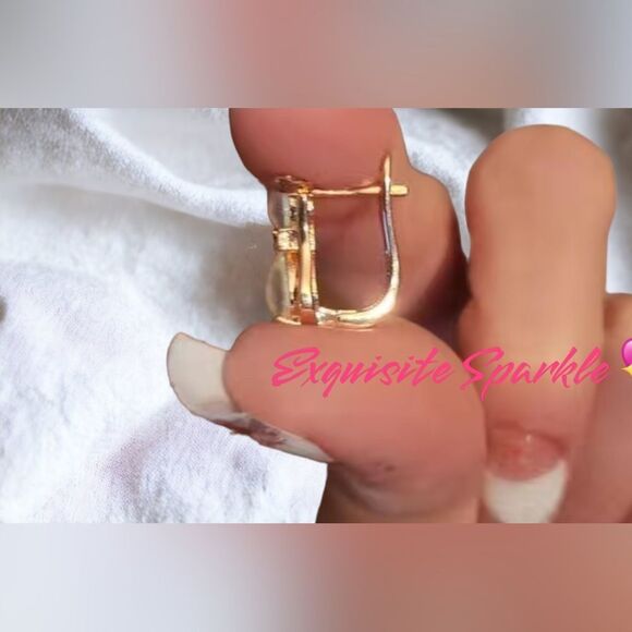 💖Rose Gold Colored Sparkly Opalescent Cat Earrings🌸 - Picture 3 of 15